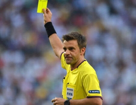 Khám Phá Bí Ẩn Đằng Sau Những Tấm Thẻ Vàng Trong Bóng Đá